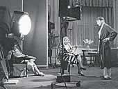 Dorothy Arzner dirigiendo Anybody&acute;s Woman, 1930.