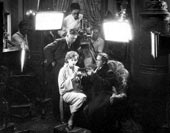 Iluminaci&oacute;n en  el rodaje de la pel&iacute;cula Flesh and the Devil (1927). Brown