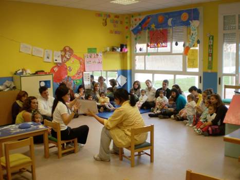 Una cultura que prioriza la atenci&oacute;n a la diversidad promueve la coordinaci&oacute;n con las familias y la participaci&oacute;n de &eacute;sta en la vida escolar. Fuente: Taller con familias en la Escuela Infantil Trinidad Ruiz (Madrid).