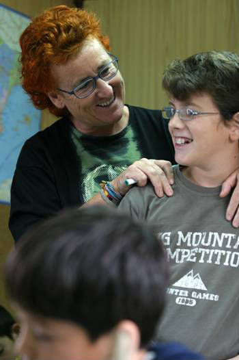 Los profesores evidencian la aceptaci&oacute;n y el respeto hacia sus alumnos a trav&eacute;s de los mensajes verbales y no verbales. Fuente: Banco de im&aacute;genes del ISFTIC