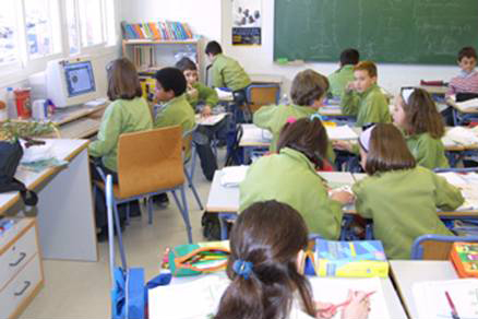 En un aula cada alumno o grupo de alumnos puede desempe&ntilde;ar una actividad distinta. Fuente: Banco de im&aacute;genes del ISFTIC