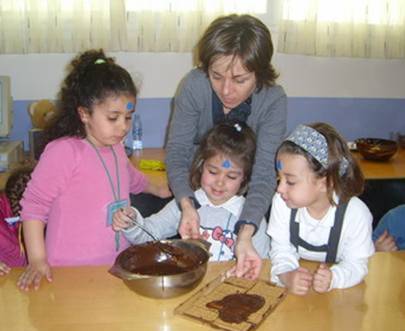 Hay que tener en cuenta las diversas formas de agrupamiento en funci&oacute;n de los objetivos. En la imagen, una madre y tres alumnas participan en un taller de cocina. Fuente: CEIP Virgen de Navalazarza (Madrid)