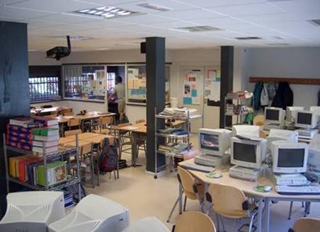 En un aula de ense&ntilde;anza multinivel existen espacios multitarea para combinar diferentes metodolog&iacute;as: explicaci&oacute;n del profesor, trabajo individual, trabajo cooperativo, orientaci&oacute;n y tutor&iacute;a individualizada y biblioteca de aula. Fuente: www.rinace.net