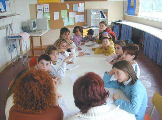 Resulta mucho m&aacute;s efectivo introducir los cambios contando con la opini&oacute;n de alumnos y alumnas. En la imagen, reuni&oacute;n uno de los &oacute;rganos de participaci&oacute;n del alumnado en el centro Escuela 2 (Valencia). Fuente: www.escuela2.es