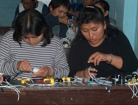 Aprender con la acci&oacute;n es el principio rector del aprendizaje significativo. Fuente: Banco de im&aacute;genes del ISFTIC.