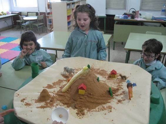 El cambio implica necesariamente modificar rutinas metodol&oacute;gicas. En la imagen, taller en un aula de infantil sobre la erupci&oacute;n de los volcanes. Fuente: www.escueladeolvega.com