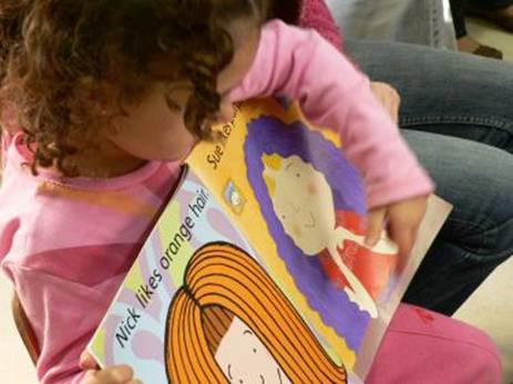 Aprender a comunicarse eficazmente con los otros es uno de las caracter&iacute;sticas que fomenta el trabajo cooperativo. Fuente: www.escuela2.es