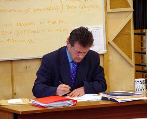 Si los profesores ense&ntilde;an solos, aislados en sus aulas, se restringen notablemente las posibilidades para el cambio. Fuente: Banco de im&aacute;genes del ISFTIC