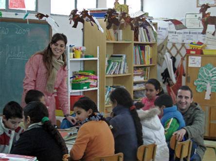 La docencia compartida favorece la reflexi&oacute;n sobre la propia pr&aacute;ctica docente y fomenta la eficacia del proceso educativo. En la imagen dos profesores trabajan en un aula de la Escuela Rural de Pastrana. Fuente: www.elpais.com