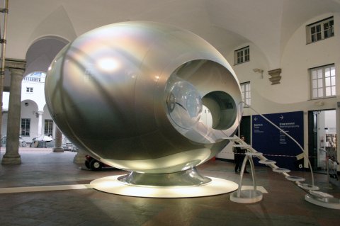 El ovni reci&eacute;n aterrizado frente a la secretar&iacute;a